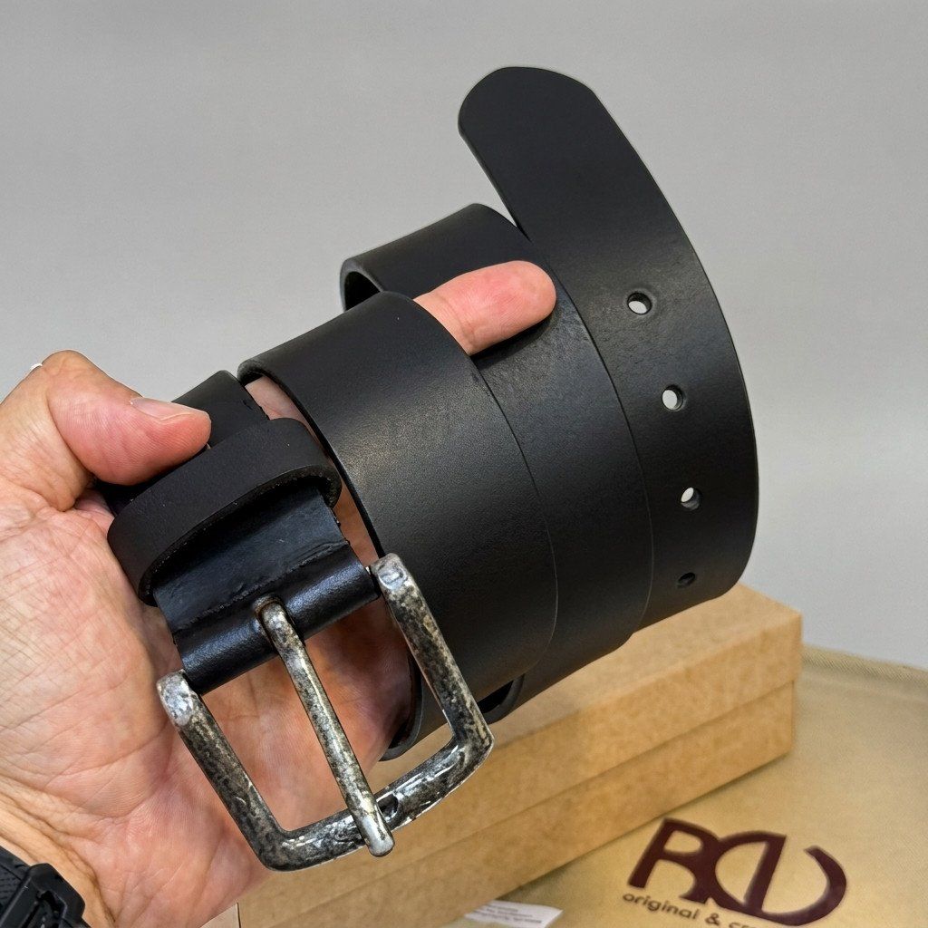Luxusní černý kožený pásek s vlastním monogramem
