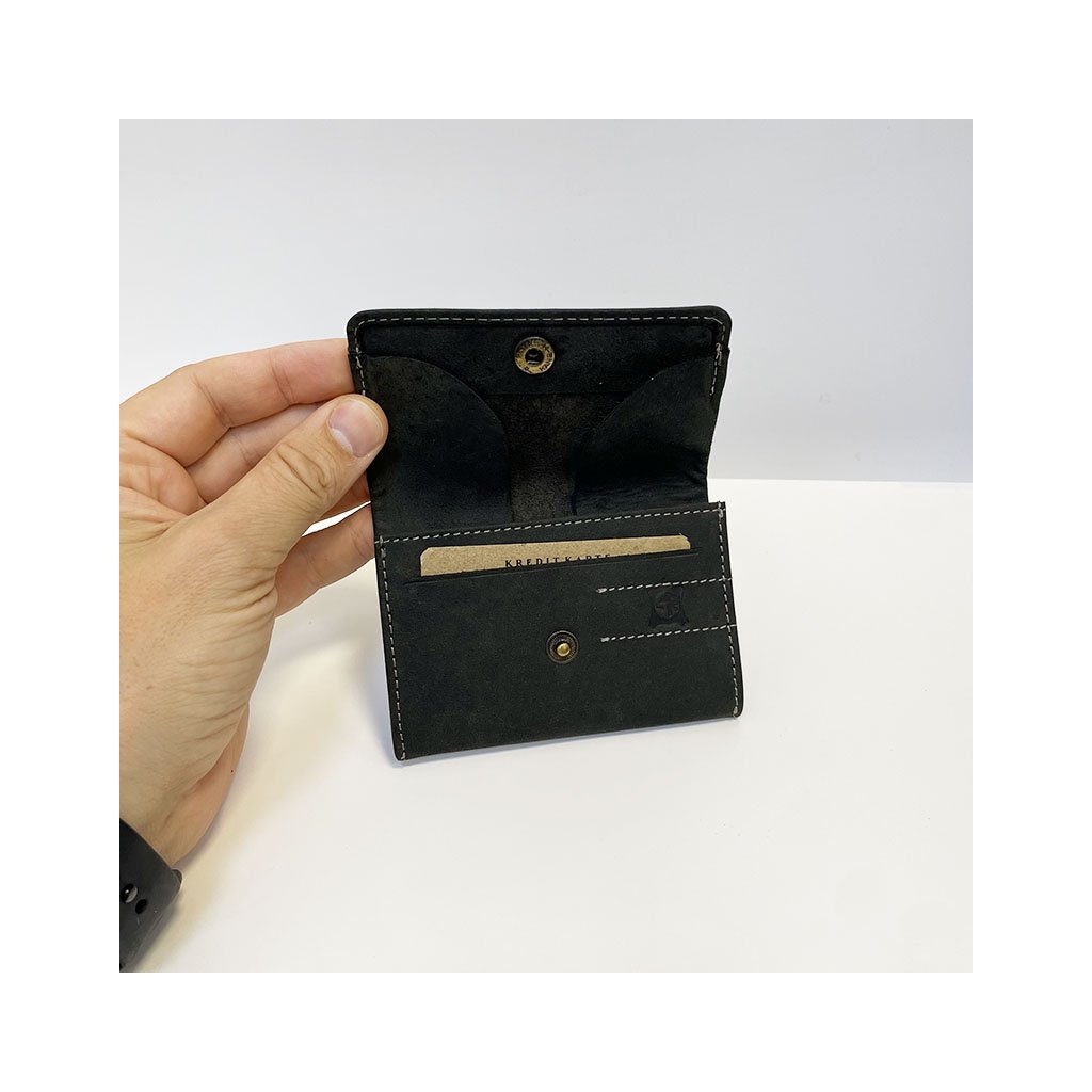 Černá mini retro peněženka TILLBERG s monogramem a vlastním textem
