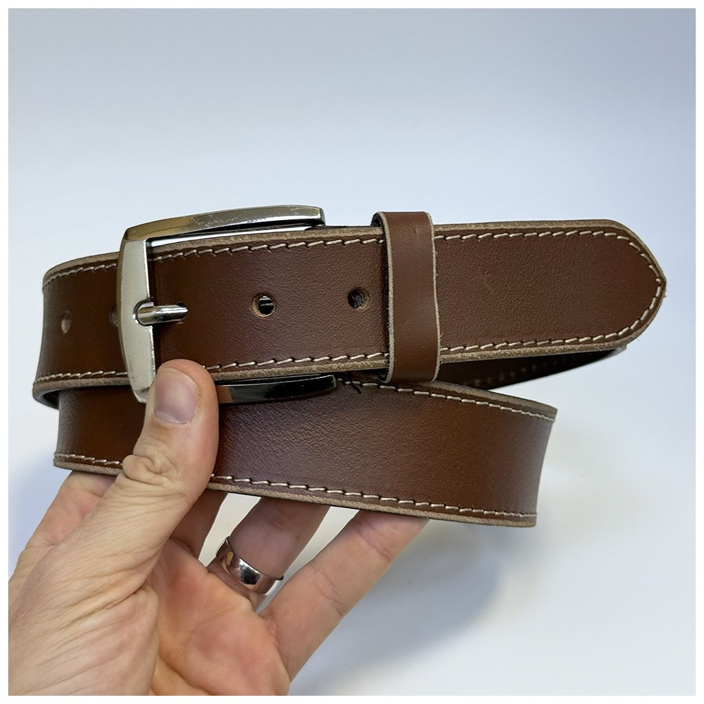 Luxusní hnědý prošívaný kožený pásek a vlastní monogram