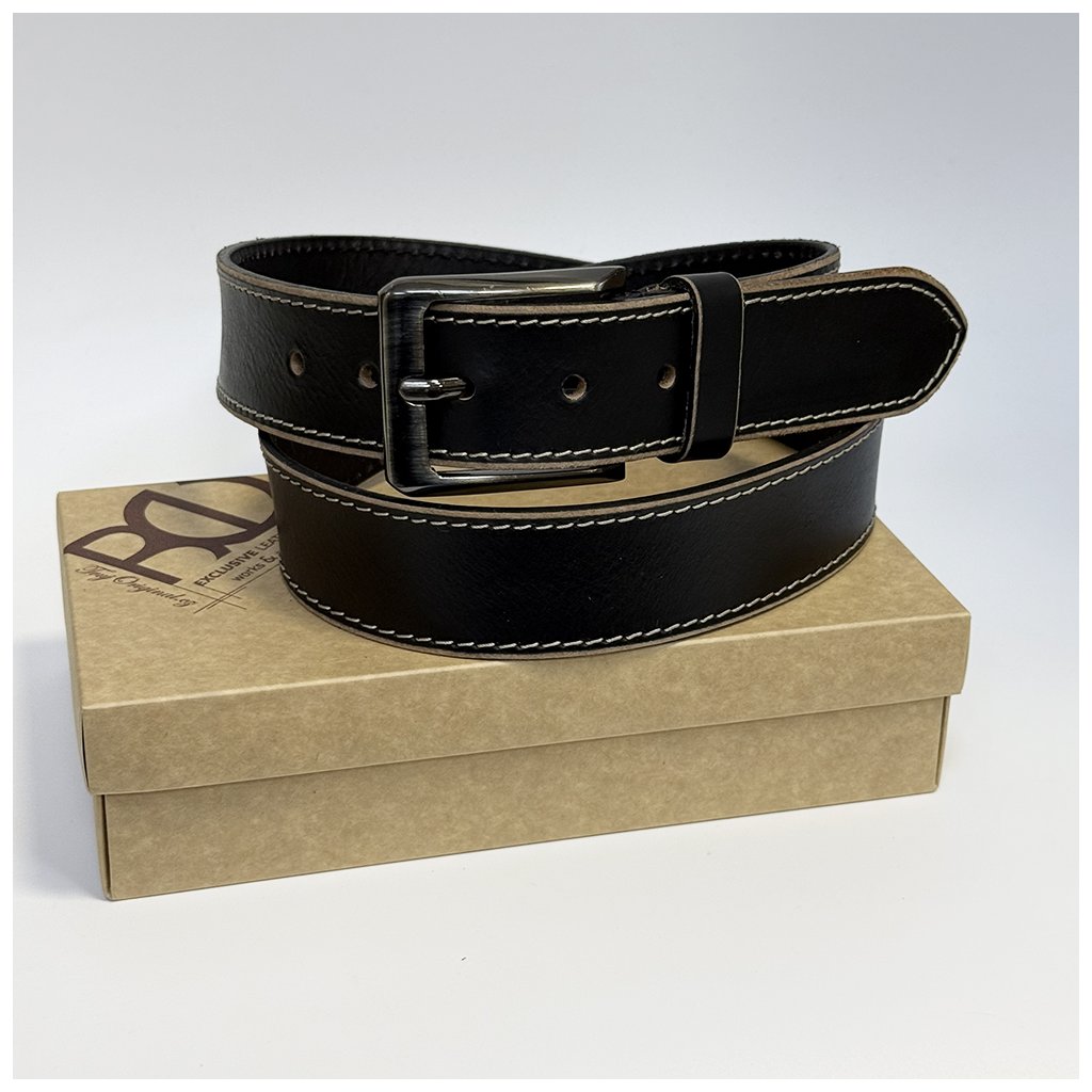 Černý kožený pásek s ražbou vlastního monogramu