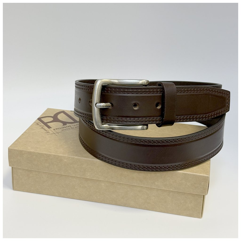 Hnědý kožený pásek s monogramem