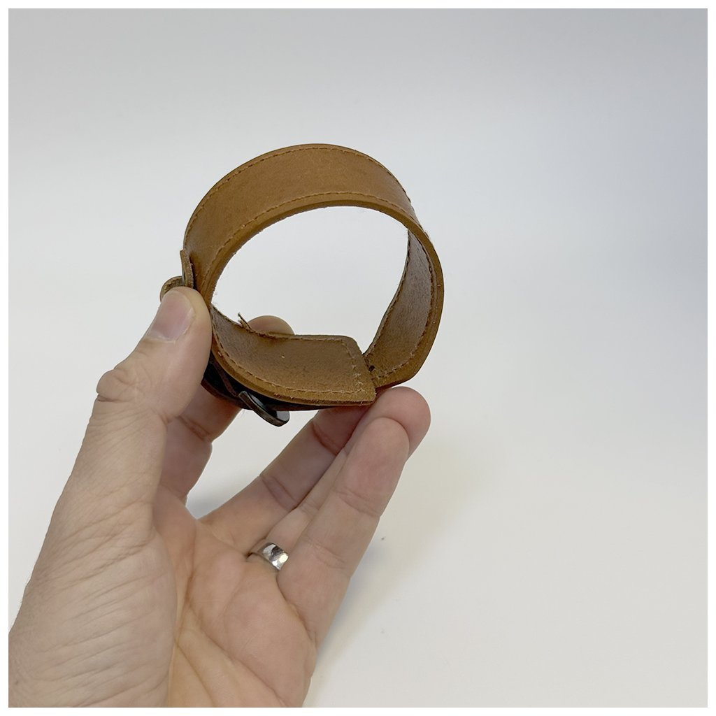 Hnědý kožený náramek s věnováním, jménem