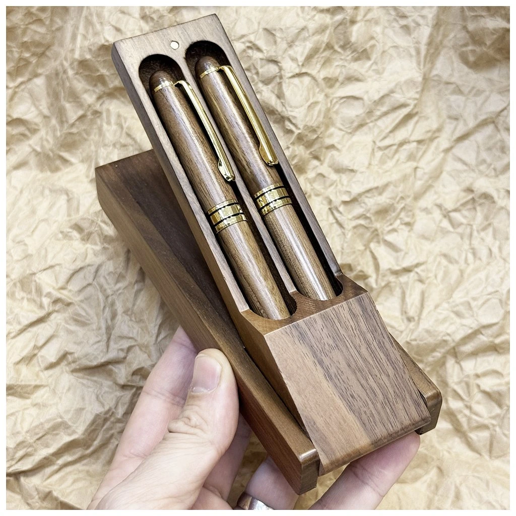 Luxusní dřevěná sada 2 per a stojánku s vlastním motivem