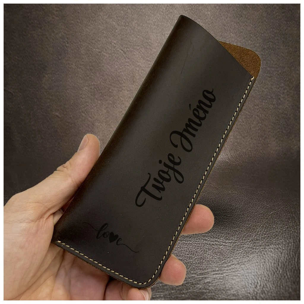 Tmavě hnědé kožené pouzdro na brýle s věnováním