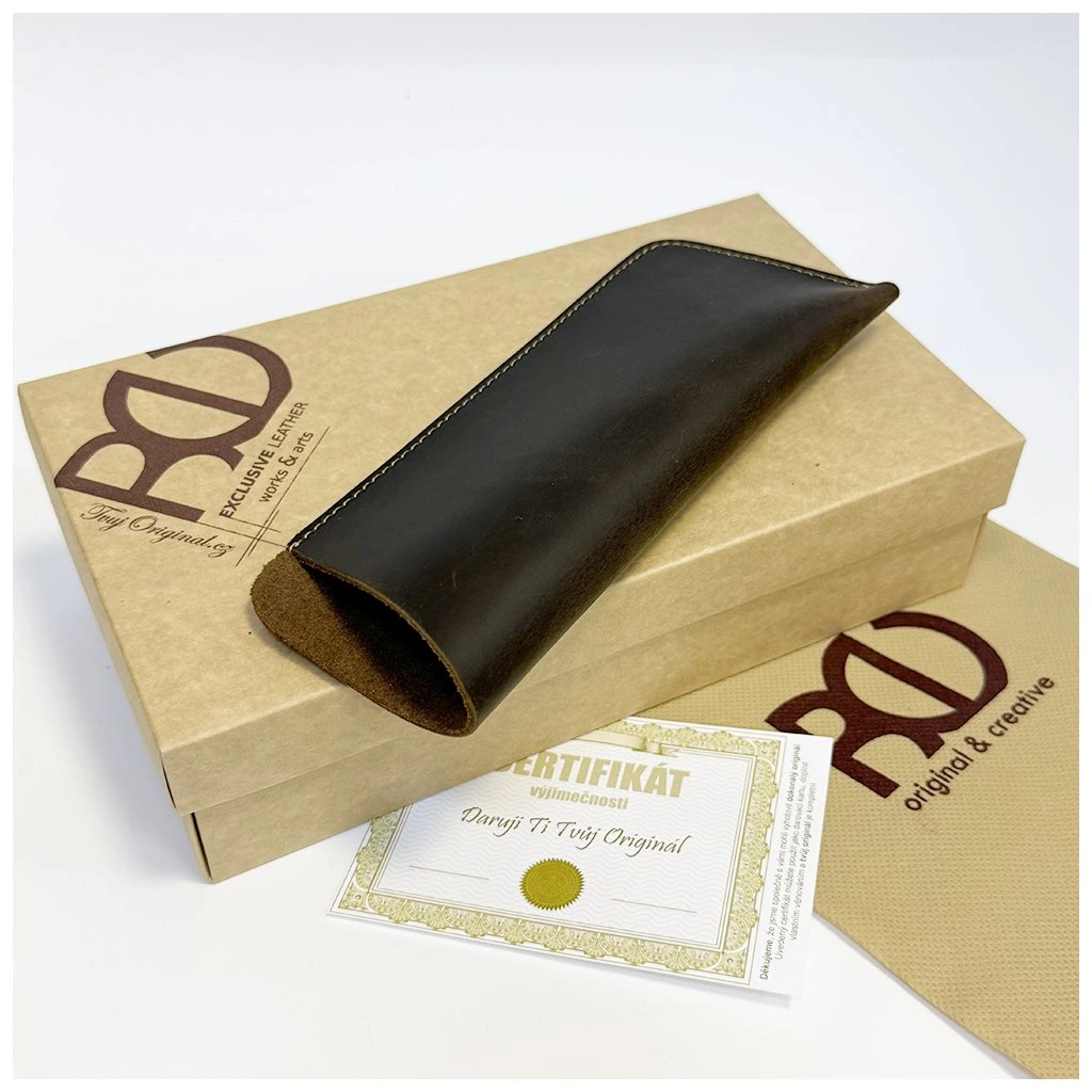 Tmavé hnědé kožené pouzdro na brýle s věnováním