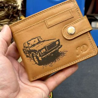 🚘 Pískově béžová elegance s duší řidiče – kožená peněženka s fotkou legendární Lady a tvým monogramem. 🤎 Dokonalé spojení...