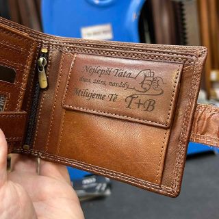 🖤 Originální dárek, který má skutečný význam. Luxusní kožená peněženka s vlastním textem a obrázkem uvnitř – dokonalý...