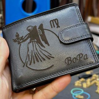♍ Elegance s osobním dotekem – kožená peněženka se znamením Panny a tvým jménem. 💫 Minimalistický design, precizní...
