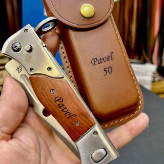 🔪 Dárek s ostřím i duší Když záleží na každém detailu – prémiový nůž v koženém pouzdře s osobním věnováním je volba, která...