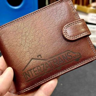 💼 Firemní styl, který zanechá dojem Elegantní, praktická a s vaším logem. Naše kožené peněženky s firemním logem jsou...