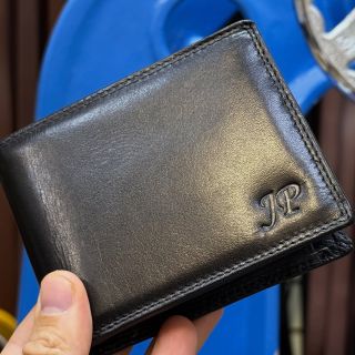 🖤 Elegantní klasika, která mluví za vás. Černá kožená peněženka s precizní ražbou monogramu JP – spojení stylu, kvality a...