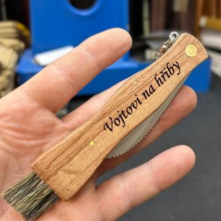 🍂 Nůž, který má příběh Každý houbař ví, že bez pořádného nože to nejde. A když je navíc ručně vyráběný a s osobním...