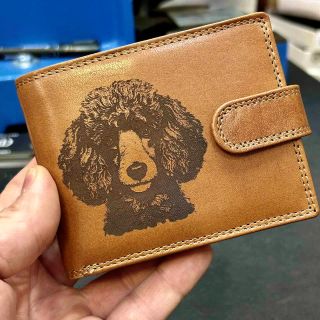 🤎 Styl s osobním příběhem. Ručně vyrobená pánská kožená peněženka s motivem pejska – pudla spojuje eleganci, kvalitu a...