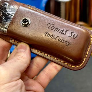 🔪✨ Styl, síla a osobitost v jednom Když se spojí damaškový nůž a kožené pouzdro s monogramem, vznikne dar, který má váhu....