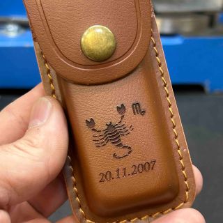 ♏ Síla, vášeň a charakter v jednom. Ručně šité kožené pouzdro na nůž s motivem znamení Štíra – originální doplněk pro ty,...