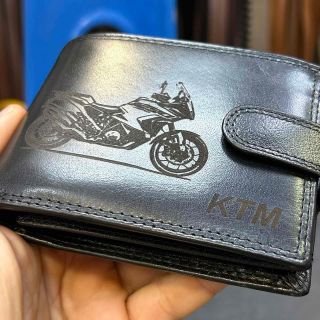 🏍️ Styl pro každého motorkáře Nech svou vášeň pro jízdu zazářit! Kožená peněženka s vlastní fotkou motorky je originální...