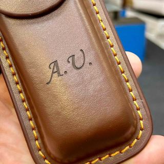 🔥 Styl, který má ostří! 🔥 Tvůj nůž si zaslouží víc než jen obyčejné místo v kapse. Dopřej mu ručně vyráběné kožené pouzdro...