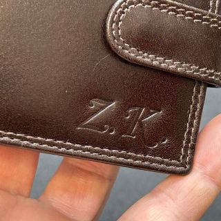 🤎 Malý detail, velký dojem. Stylová kožená peněženka s ražbou iniciálů – kombinace elegance, kvality a osobního stylu....