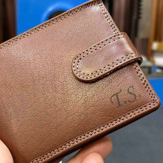 🖤 Luxus v každém detailu. Prémiová kožená peněženka s vlastním monogramem – symbol stylu, kvality a individuality. Každý...