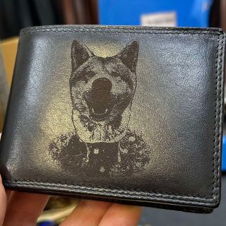 🐾 Navždy s tebou – i když zrovna není po tvém boku. 🖤 Nech si na černou koženou peněženku od Tvujoriginal.cz vyrýt fotku...