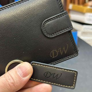 🖤 Styl, který ladí do posledního detailu. 🖤 Dokonalá dvojka – kožená peněženka a klíčenka s monogramem od...