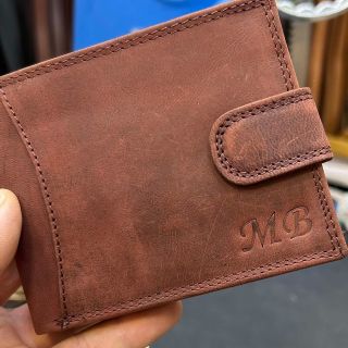 ✨ Tvůj styl, tvůj podpis. ✨ Vystup z davu s koženou peněženkou s vlastním monogramem od Tvujoriginal.cz 🖤 Každý detail...