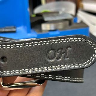 🤎 Detail, který dělá dojem. Prémiový kožený pásek s ražbou monogramu – stylový doplněk, který podtrhne osobnost a dodá...