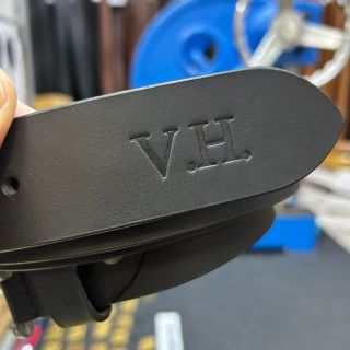 🖤 Elegance v detailu, síla v jednoduchosti Černý kožený pásek s ražbou monogramu – symbol stylu, sebevědomí a osobitosti....