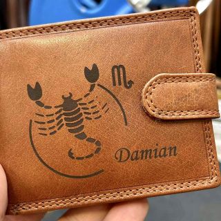 ♑✨ Dárek, který nikdy nezklame. Spojení elegance, kvality a osobního doteku – to je kožená peněženka s motivem zvěrokruhu...
