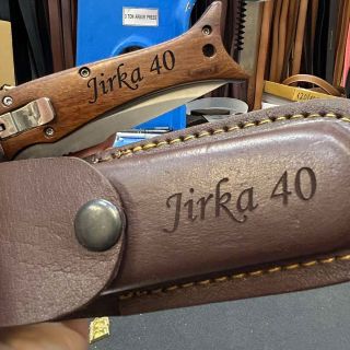 🎉 Pro Jirku k jubileu – dárek s charakterem. 🎁 Precizně zpracovaný skládací nůž v koženém pouzdře od Tvujoriginal.cz –...