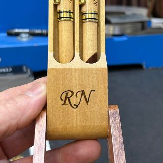 ✨ Styl, který zanechá stopu Každé slovo má větší sílu, když ho píšeš perem s vlastním příběhem. Elegantní sada dřevěných...