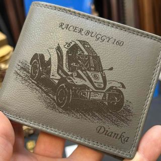🏁 Pro ty, co milují adrenalin v každé stopě. Stylová šedá kožená peněženka s gravírováním bugyny – osobitý doplněk pro...