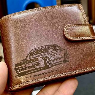 🚗 Styl, který mluví za tebe. Originální kožená peněženka s gravírováním tvého BMW – ideální dárek pro každého, kdo má...