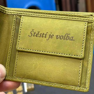 💚✨ Zelená peněženka s monogramem + vlastním textem — originál, který zaujme na první pohled ✨💚 Když se spojí styl, kvalita...
