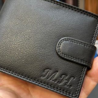 ✨ Dárek, který řekne víc než tisíc slov. Naše peněženky s vlastním monogramem od Tvujoriginal.cz přicházejí v luxusním...