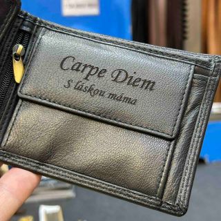 ✨ Peněženka s vlastním textem — když chcete říct něco, co má zůstat navždy ✨ Hledáte dárek, který je osobní, elegantní a...