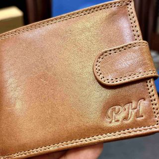 ✨ Peněženka s ražbou monogramu — detail, který dělá dojem ✨ Hledáte dárek, který bude praktický, elegantní a zároveň...