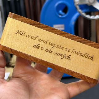 ✨ Dřevěné pero s vlastním věnováním ✨ Darujte víc než jen psací potřebu — darujte vzpomínku, která zůstane. Na...