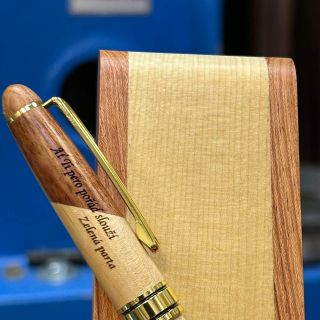 ✨ Slova mají sílu — a ještě větší, když je píšete stylově. Naše luxusní dřevěná pera s věnováním nebo monogramem od...