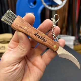 🍄✨ Když se vášeň pro přírodu spojí s osobním stylem. Náš nůž na houby s vlastním textem od Tvujoriginal.cz je perfektním...